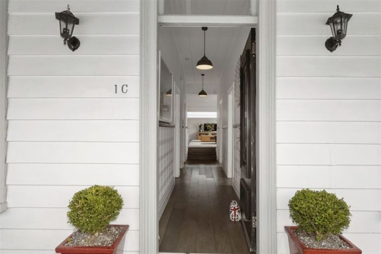 Photo of property in 1c Eversleigh Road, Belmont, Auckland, 0622