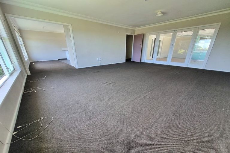 Photo of property in 2 Martin Place, Kelston, Auckland, 0602