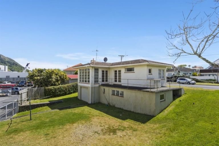 Photo of property in 12 Pitau Road, Mount Maunganui, 3116