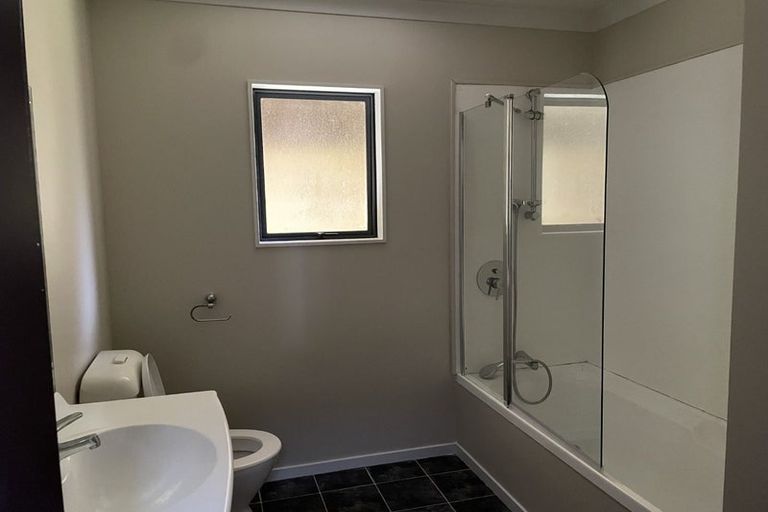 Photo of property in 4 Stella Grove, Newlands, Wellington, 6037