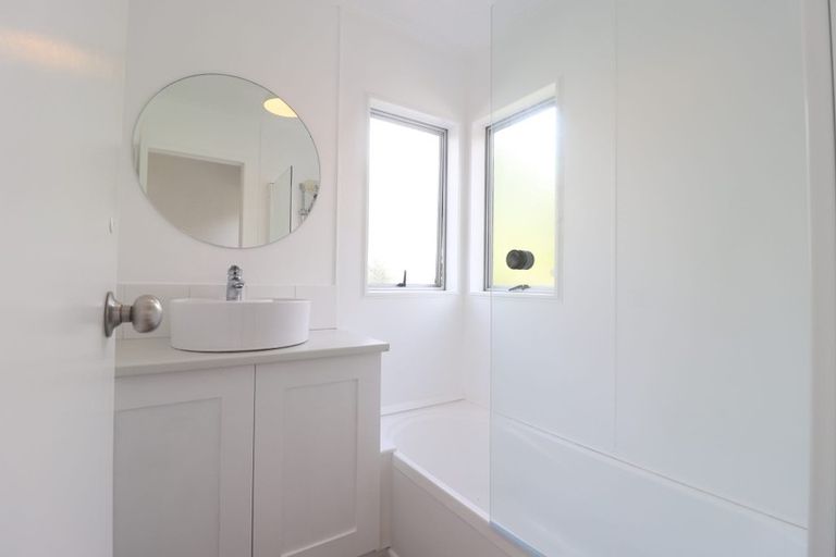 Photo of property in 19 Rehia Road, Massey, Auckland, 0614