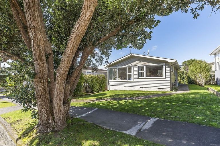 Photo of property in 17 Saint Edmund Crescent, Tawa, Wellington, 5028