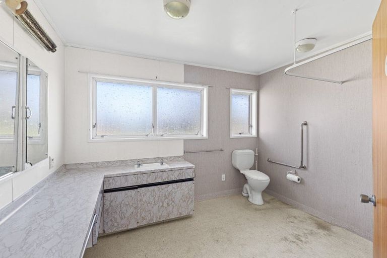 Photo of property in 310 Paraite Road, Paraite, New Plymouth, 4373