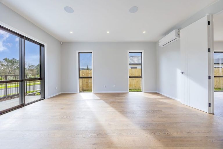 Photo of property in 13 Mcindoe Road, Kumeu, 0810