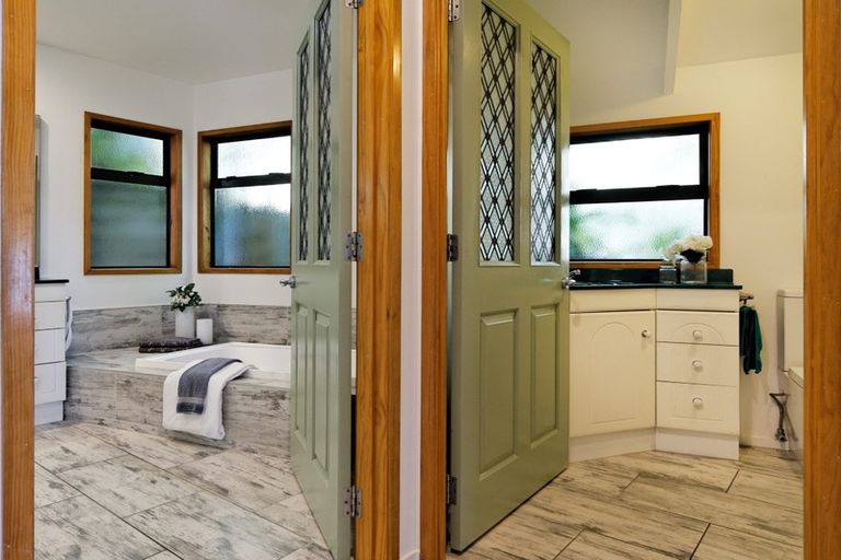 Photo of property in 26 Piha Road, Piha, 0772