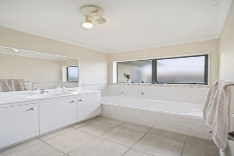 Photo of property in 5 Harobed Place, Weymouth, Auckland, 2103