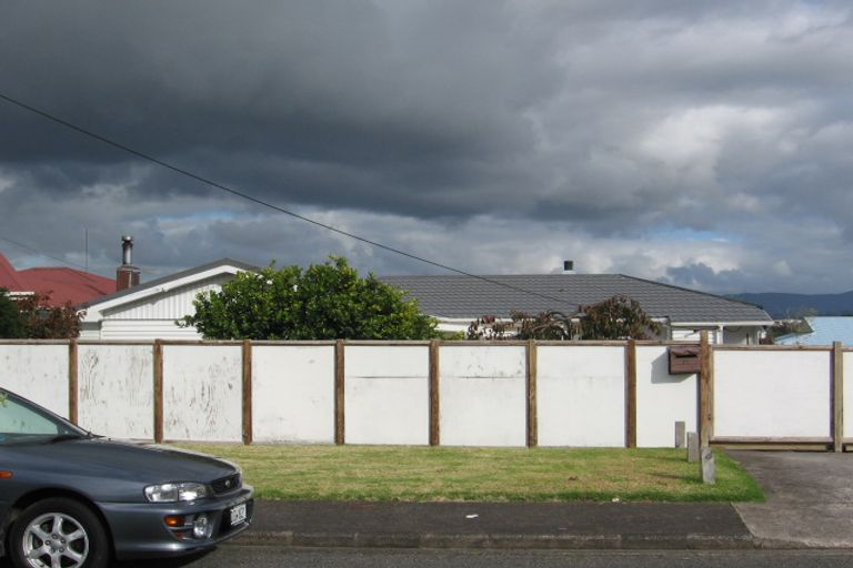 Photo of property in 12 Waione Avenue, Te Atatu Peninsula, Auckland, 0610