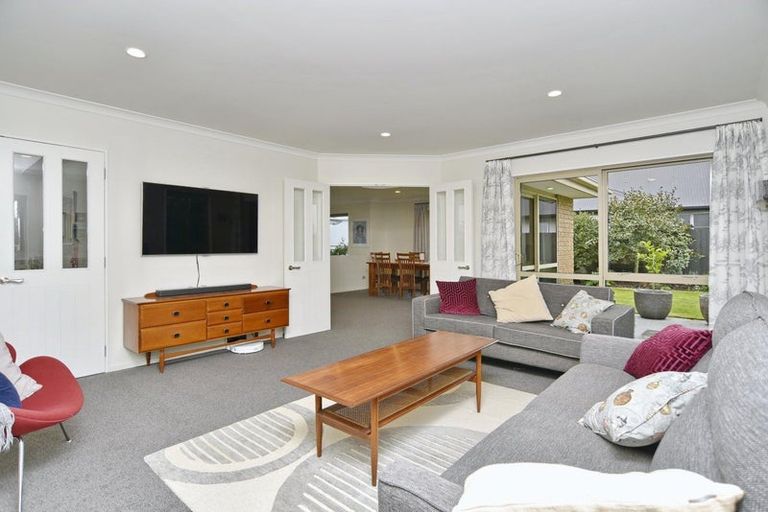 Photo of property in 11 Springside Place, Redwood, Christchurch, 8051