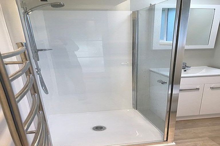 Photo of property in 1/1 Bronwyn Place, Torbay, Auckland, 0630