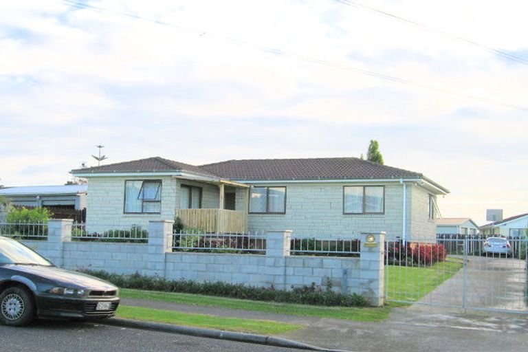 Photo of property in 15 Darnell Crescent, Clover Park, Auckland, 2019