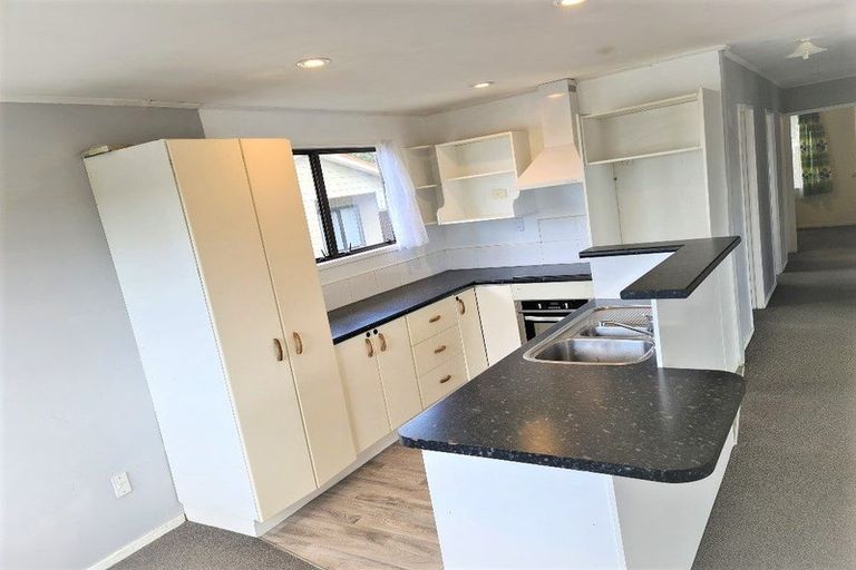 Photo of property in 28 Beauchamp Drive, Massey, Auckland, 0614