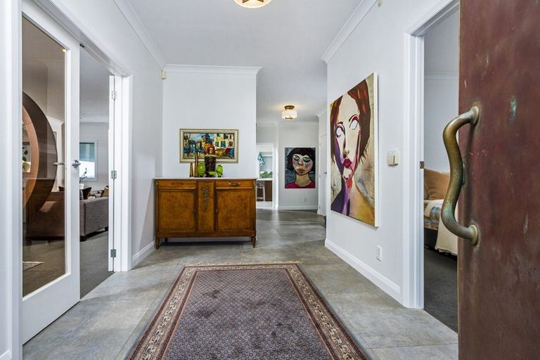 Photo of property in 17 Ocean View Road, Milford, Auckland, 0620