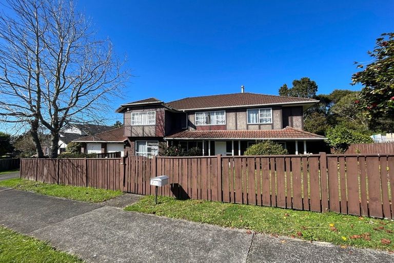 Photo of property in 11 Ravenstone Place, Chatswood, Auckland, 0626
