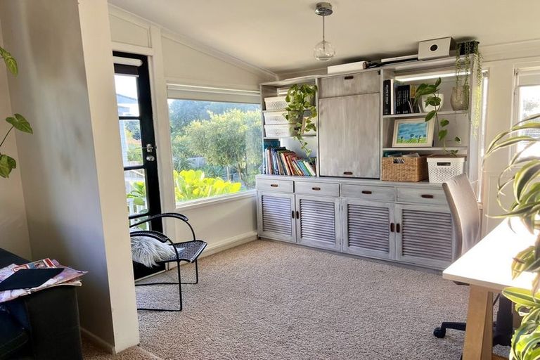 Photo of property in 2 Lindale Grove, Waikanae Beach, Waikanae, 5036