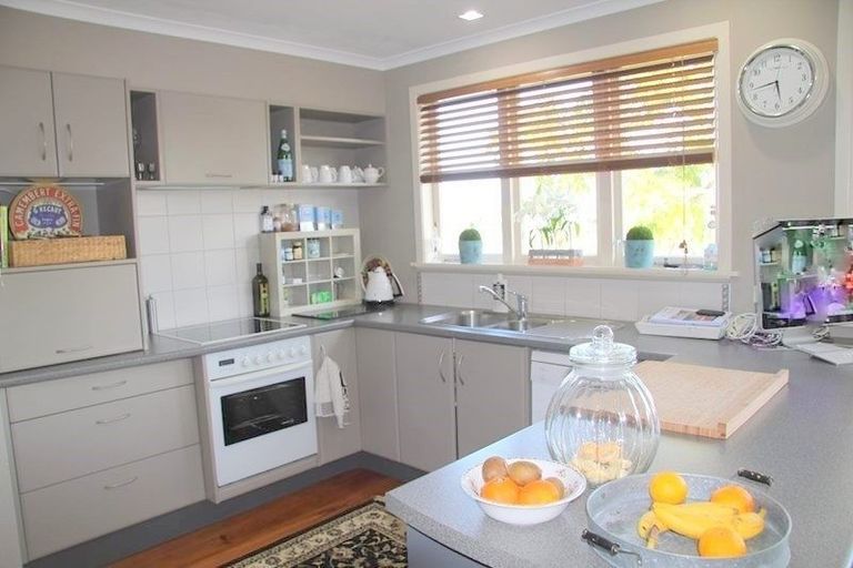 Photo of property in 2 Ferndown Close, Brookfield, Tauranga, 3110