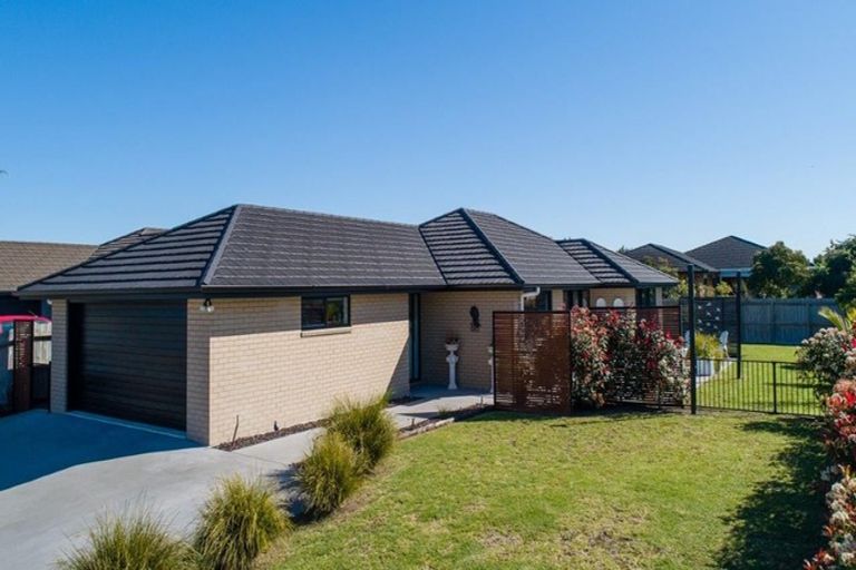 Photo of property in 16 Roto View, One Tree Point, 0118