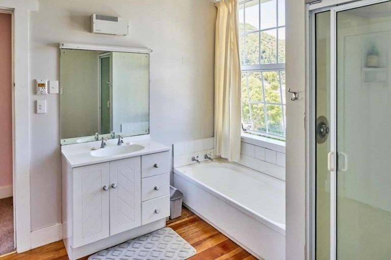 Photo of property in 83 Oroua Street, Eastbourne, Lower Hutt, 5013