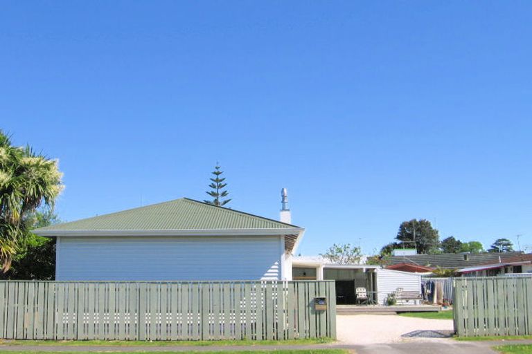 Photo of property in 18 Charles Street, Riverdale, Gisborne, 4010