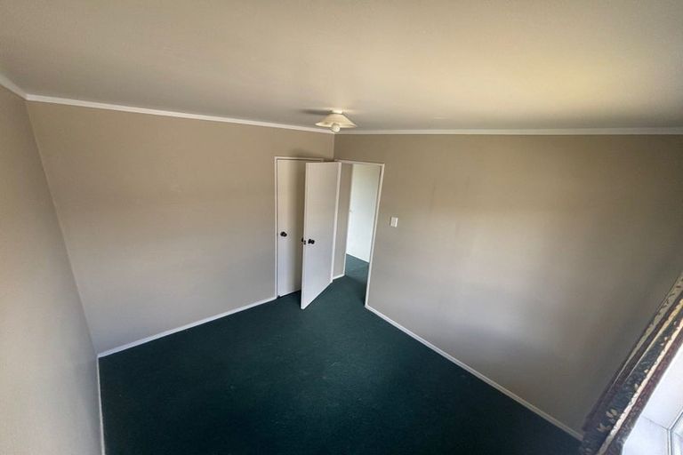 Photo of property in 2/8 Darlington Place, Glendene, Auckland, 0602
