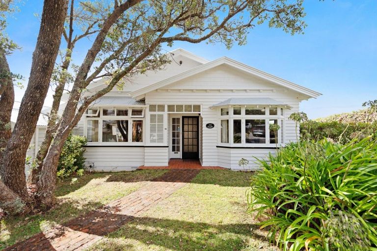 Photo of property in 22 Homewood Crescent, Karori, Wellington, 6012