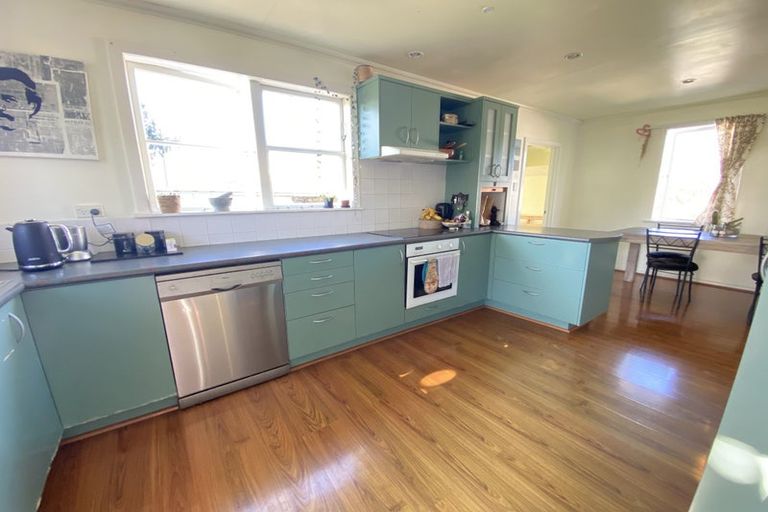 Photo of property in 38 Buscomb Avenue, Henderson, Auckland, 0610