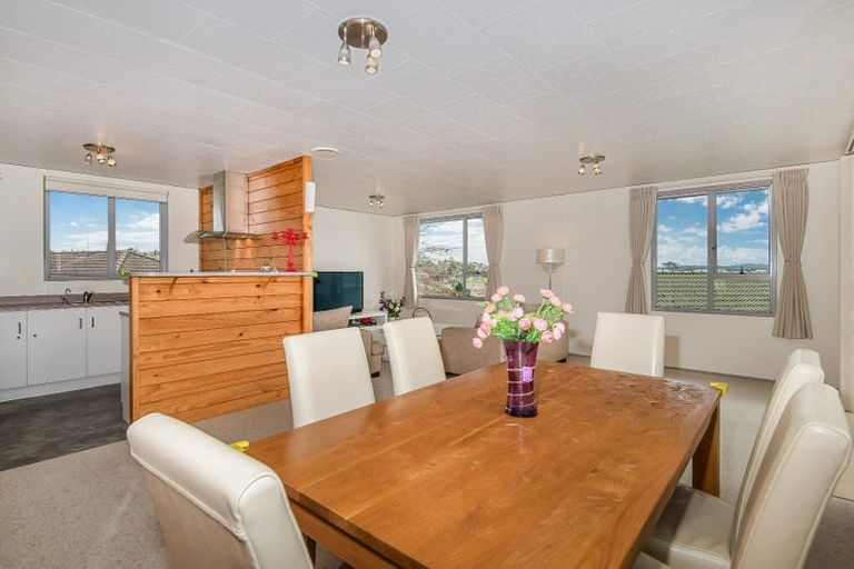 Photo of property in 2/11 Grenadine Place, Unsworth Heights, Auckland, 0632