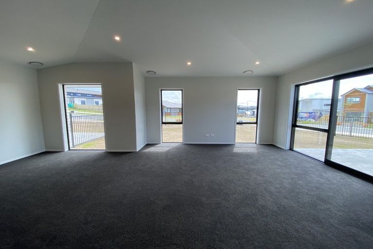 Photo of property in 2 Weweia Close, Kenepuru, Porirua, 5022
