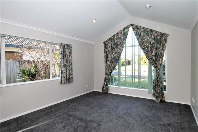 Photo of property in 12 Mellefont Close, East Tamaki Heights, Auckland, 2016
