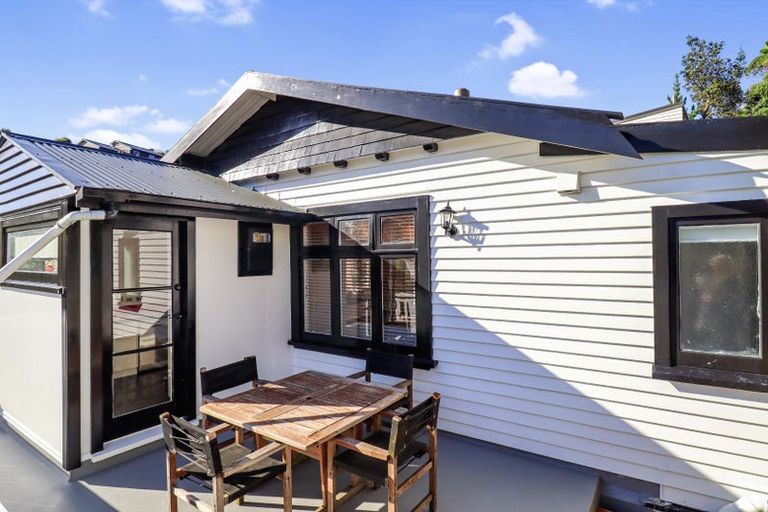 Photo of property in 55 Hungerford Road, Houghton Bay, Wellington, 6023