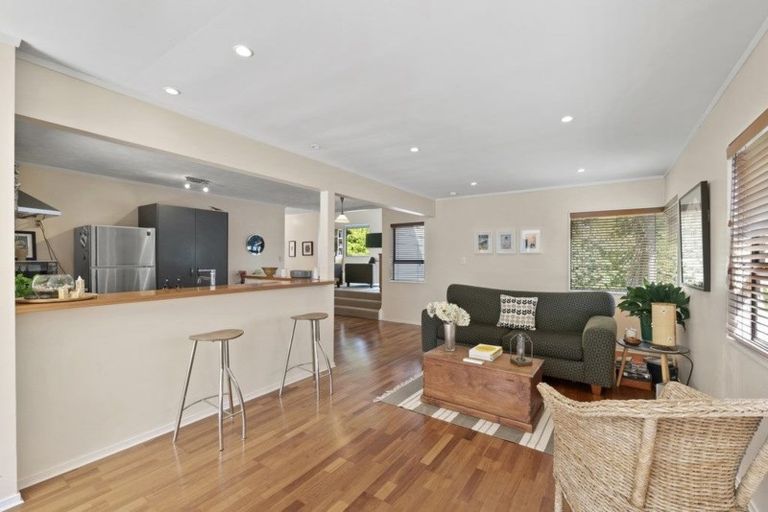 Photo of property in 9 Telephone Road, Birkenhead, Auckland, 0626