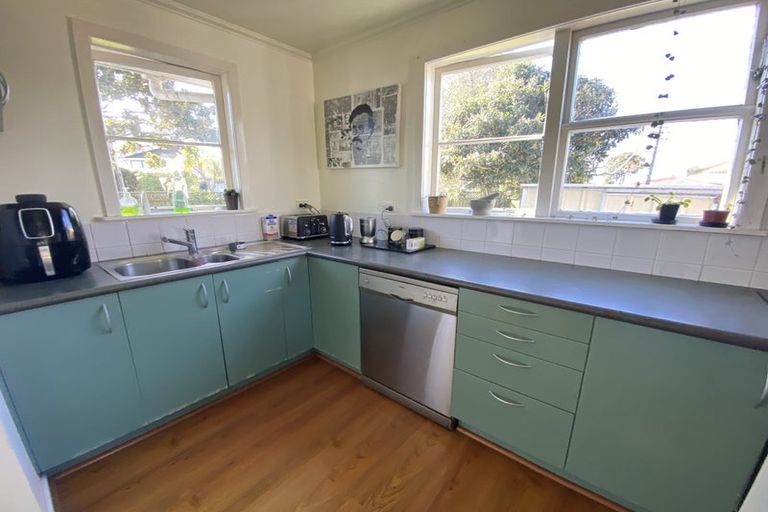 Photo of property in 38 Buscomb Avenue, Henderson, Auckland, 0610