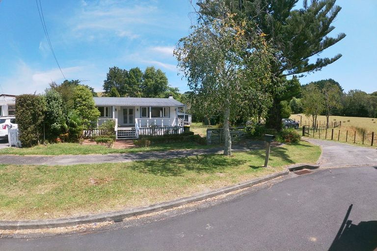 Photo of property in 28 Bertram Road, Kawakawa Bay, Papakura, 2585