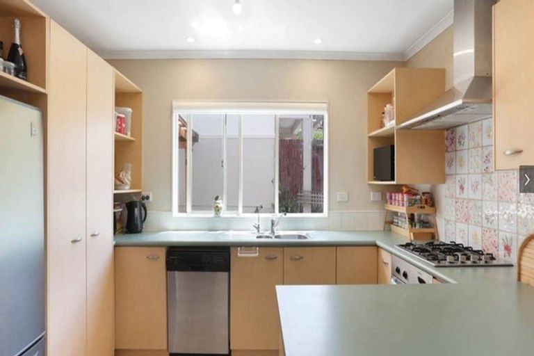 Photo of property in 1 Stolford Crescent, New Lynn, Auckland, 0600