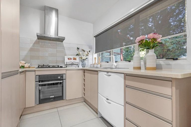 Photo of property in 2/3 Barron Drive, Green Bay, Auckland, 0604