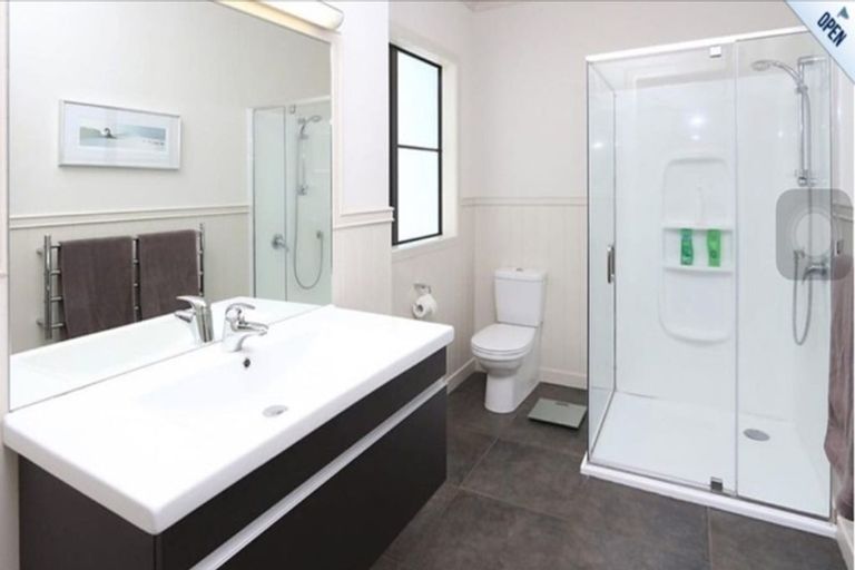 Photo of property in 1a Burford Place, Mellons Bay, Auckland, 2014