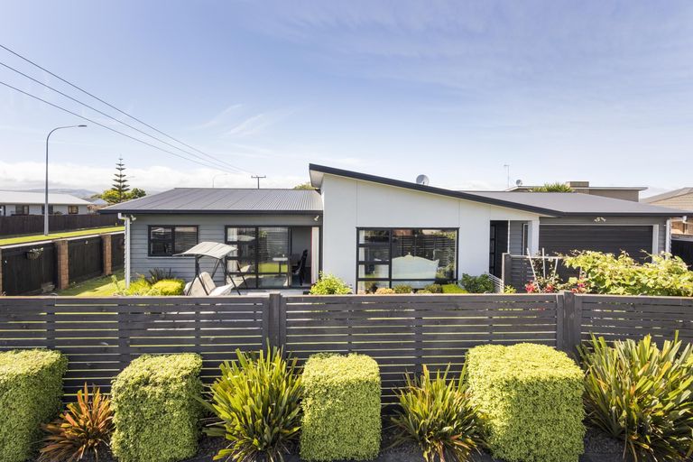 Photo of property in 1 Angelina Way, Kelvin Grove, Palmerston North, 4414