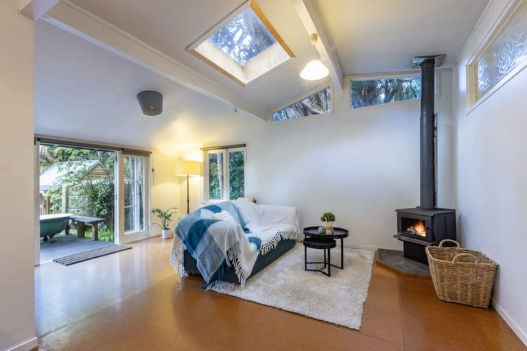 Photo of property in 122 Garden Road, Piha, New Lynn, 0772