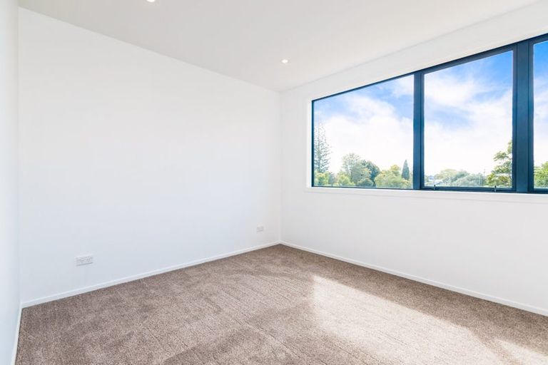 Photo of property in 16 Mokopiko Court, Beach Haven, Auckland, 0626