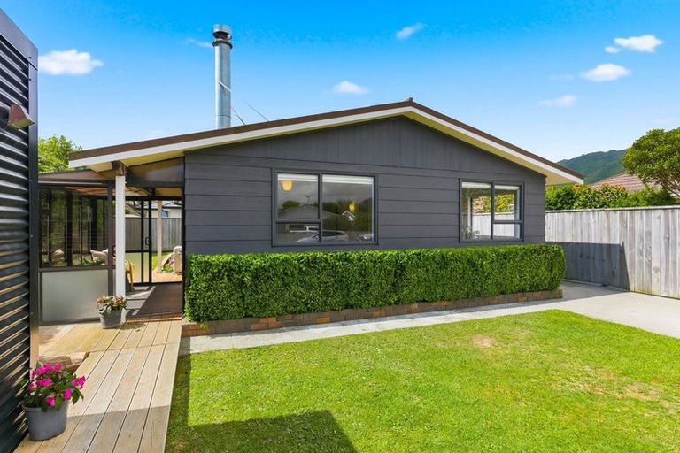 Photo of property in 27 Oriwa Street, Waikanae, 5036