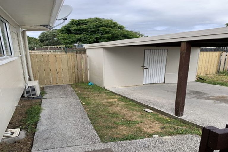 Photo of property in 2/6 Bundena Place, Clendon Park, Auckland, 2103