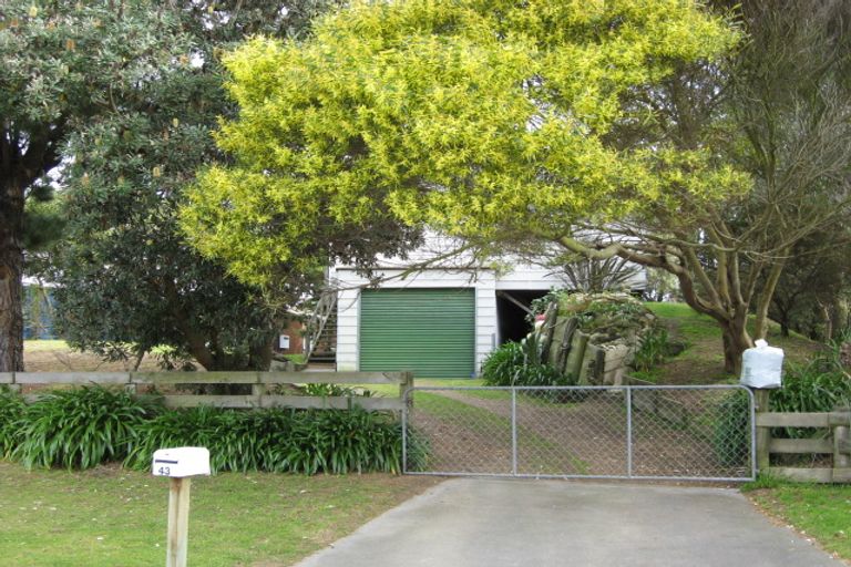 Photo of property in 43 Sarah Street, Waikawa Beach, Manakau, 5573
