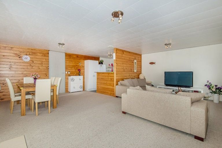 Photo of property in 2/11 Grenadine Place, Unsworth Heights, Auckland, 0632