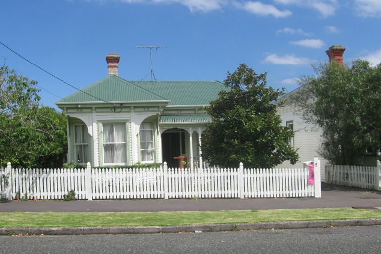 Photo of property in 5 Ewen Alison Avenue, Devonport, Auckland, 0624