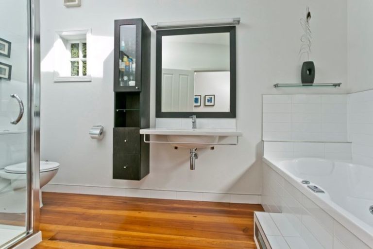 Photo of property in 62 Boord Crescent, Kumeu, 0891