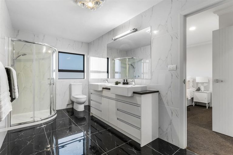 Photo of property in 16 Fernhill Way, Oteha, Auckland, 0632