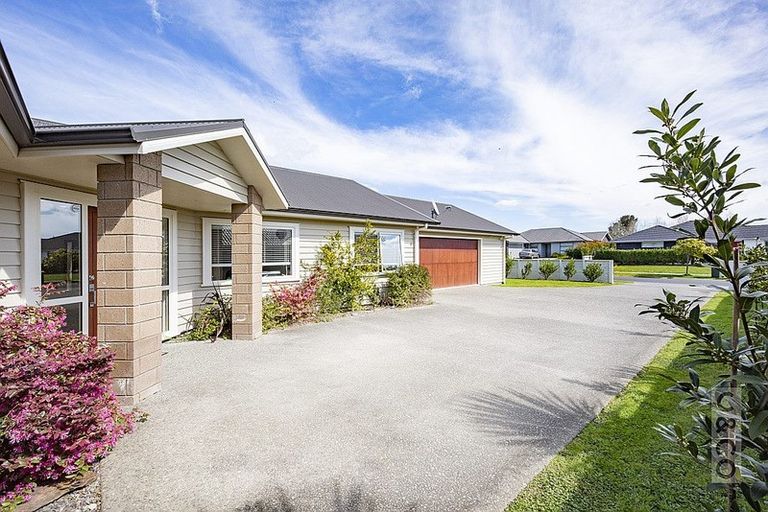 Photo of property in 8 Larmer Drive, Kumeu, 0810