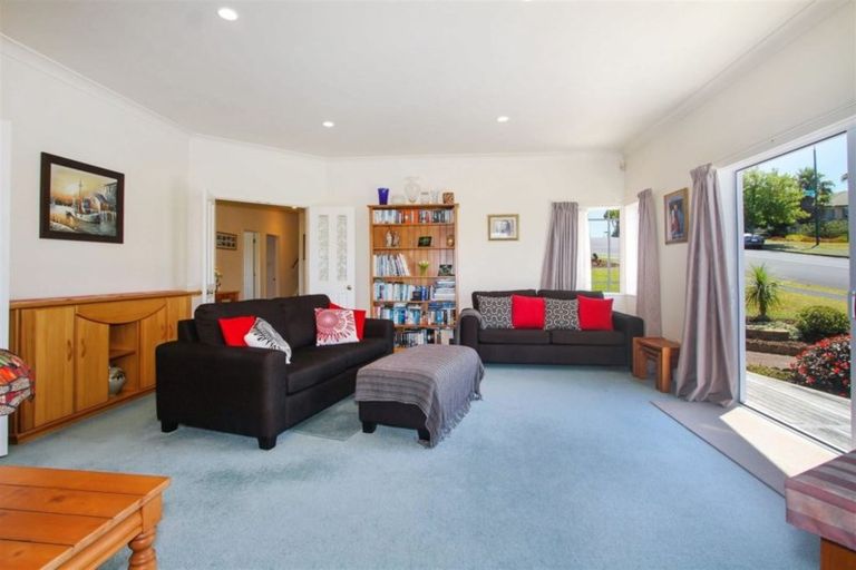 Photo of property in 22 Bluebird Crescent, Unsworth Heights, Auckland, 0632