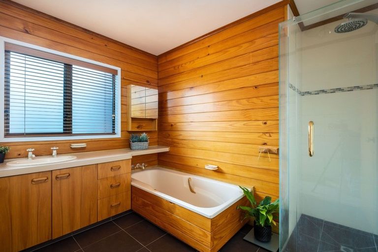 Photo of property in 20 Sequoia Grove, Merrilands, New Plymouth, 4312