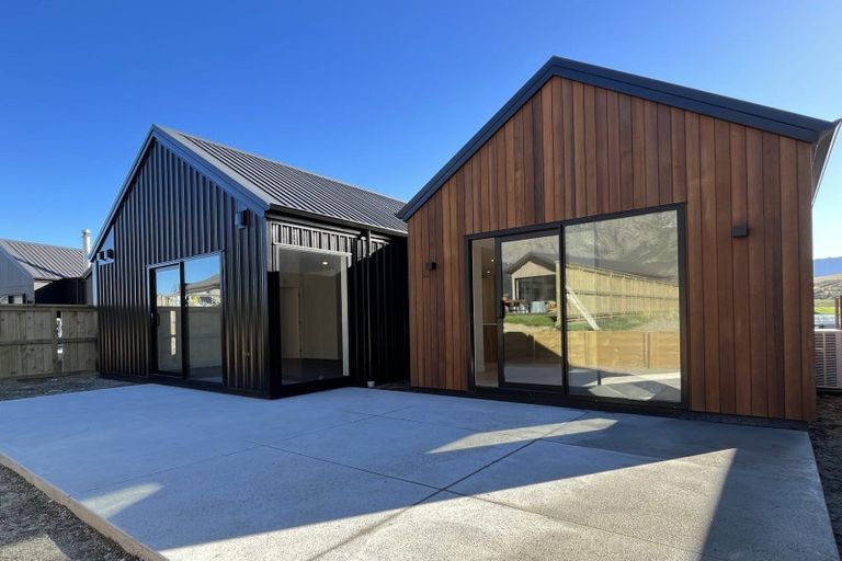 Photo of property in 37 Cheviot Street, Jacks Point, 9371