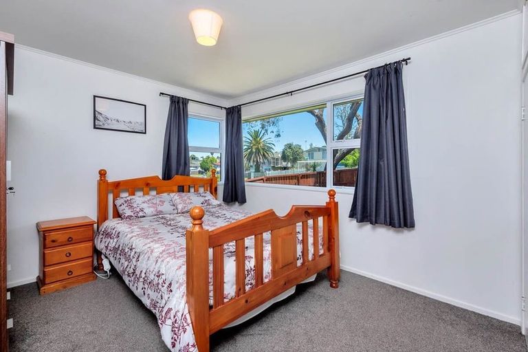 Photo of property in 31 Thornlow Street, Glendene, Auckland, 0602